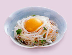 タレの砂糖とごま油の隠し味が決め手!新玉ねぎの卵黄のせ